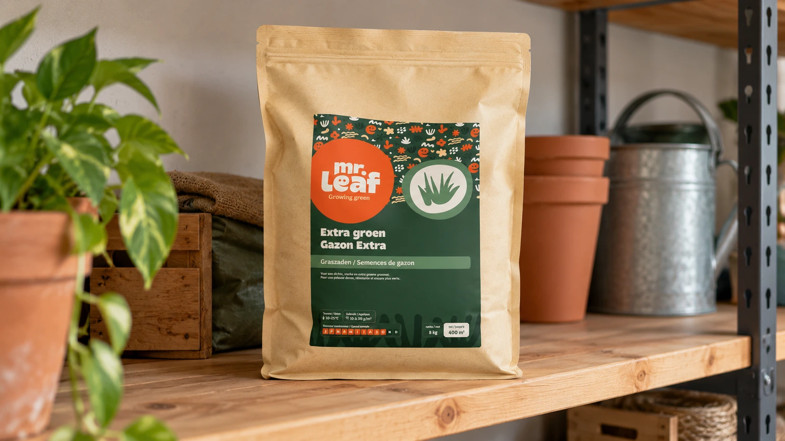 Hersloten Mr Leaf Extra Groen-zak op een droge houten plank in een berging