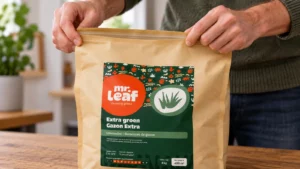 Handen drukken de zip van een Mr Leaf Extra Groen-zak dicht